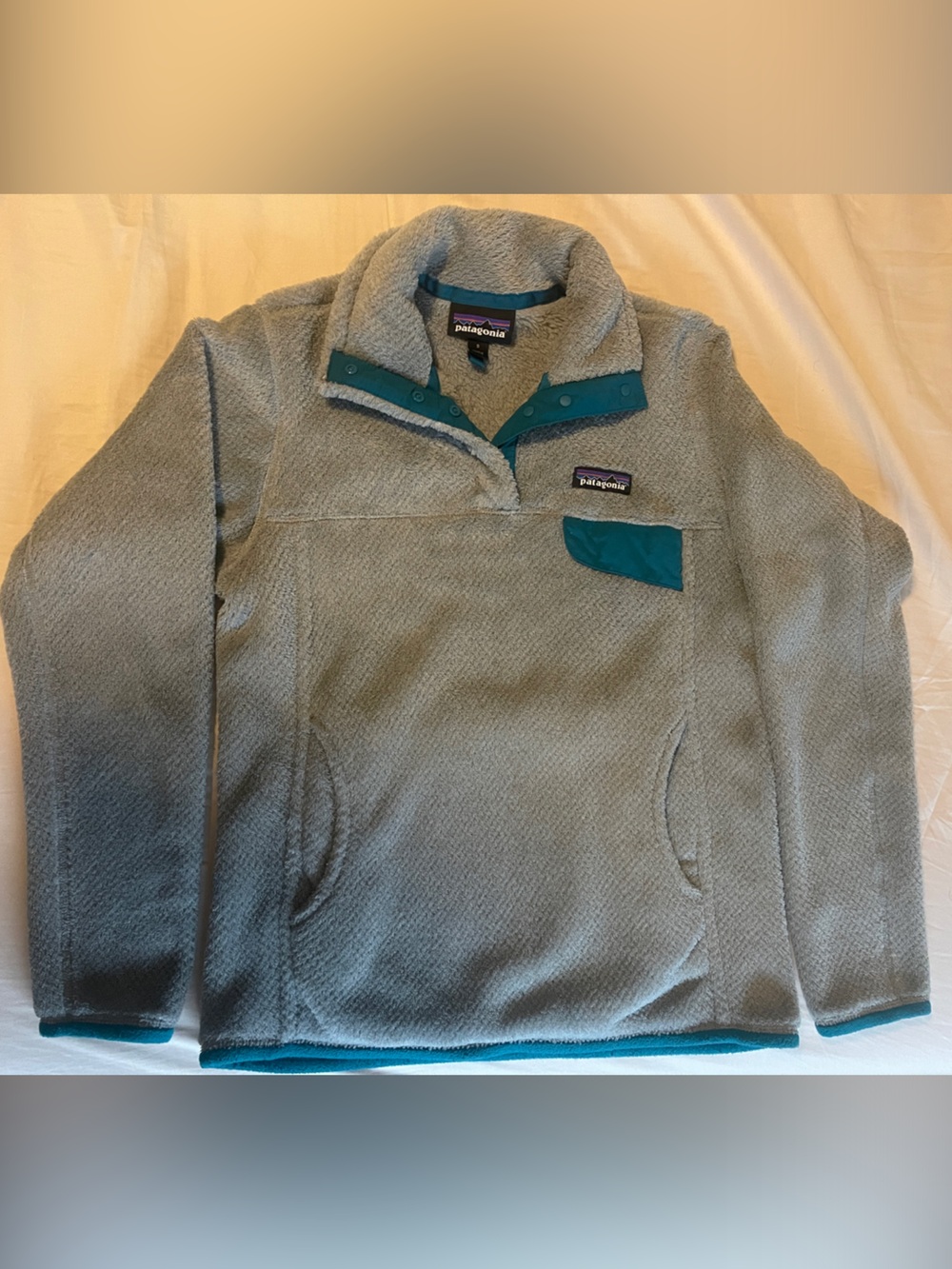 Patagonia Women's Light Gray Fleece Pullover with Teal Accents